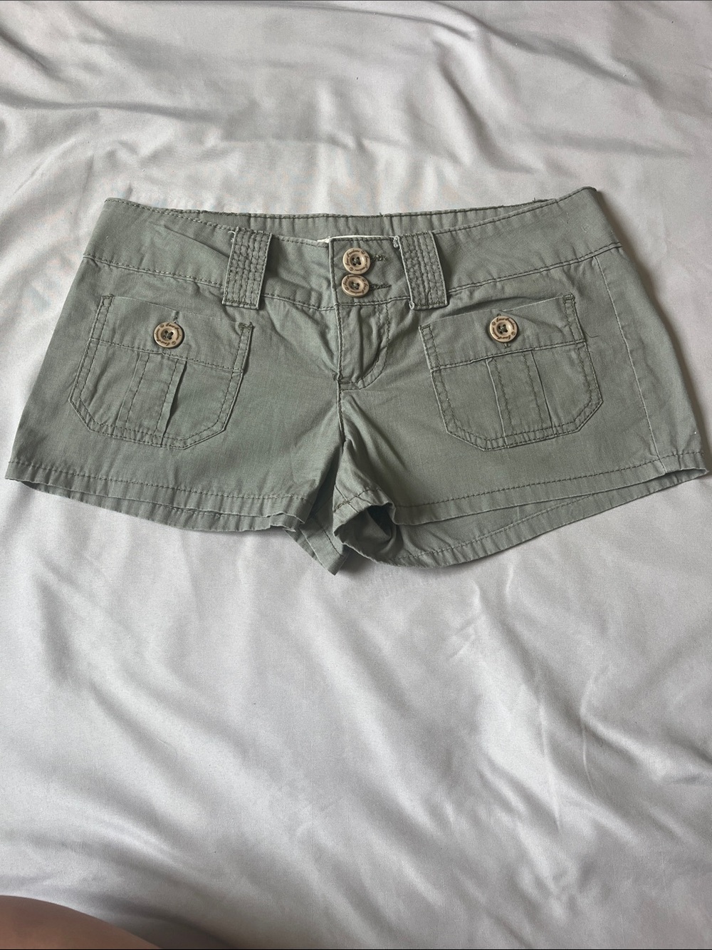 Cute army green short shorts 💜